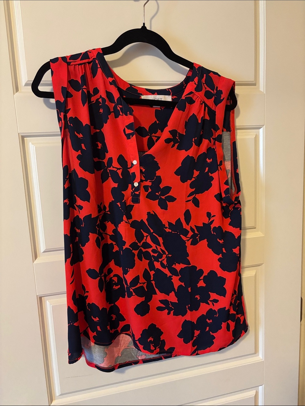 LOFT Red Sleeveless Floral Shell with Navy Print